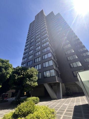 Renovated 3LDK Apartment in Shinjuku, Tokyo - Thumbnail 2