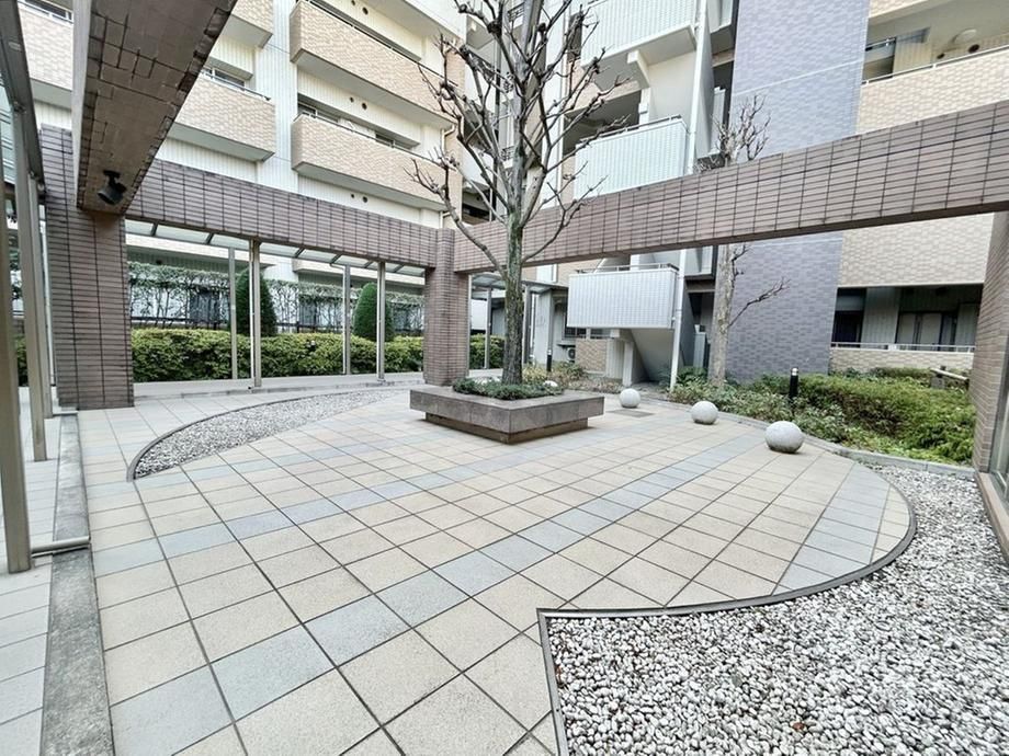 Preston Foret 2LDK Apartment with Garden in Nerima, Tokyo - Thumbnail 3
