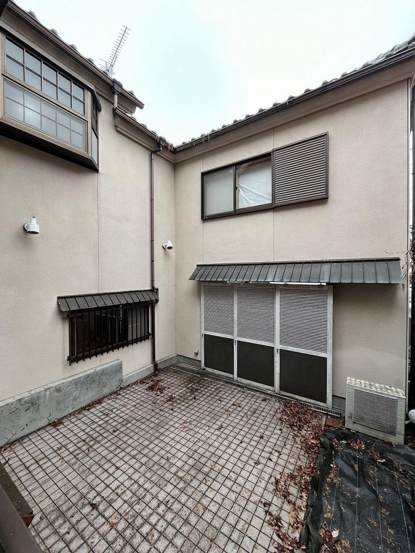 C-Shaped Home with Basement for Sale in Hamura, Tokyo - Thumbnail 2