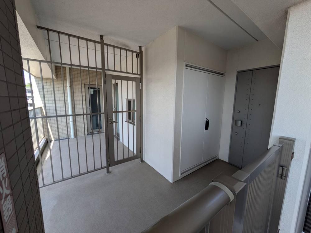 2LDK Corner Apartment in Kaminagaya, Yokohama - Thumbnail 4