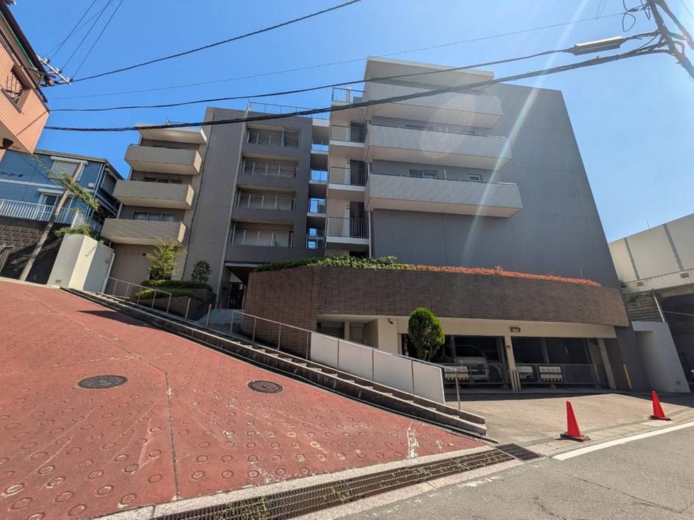 2LDK Corner Apartment in Kaminagaya, Yokohama - Thumbnail 2