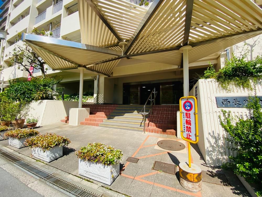 Renovated 3LDK Apartment in Osaka Nishi Ward Near Station - Thumbnail 2