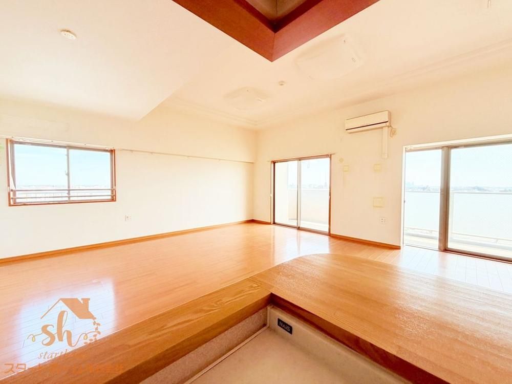 Spacious 1LDK Corner Apartment on Top Floor in Funabashi - Thumbnail 3