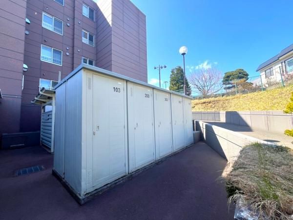 4LDK Renovated Apartment in Sapporo's Toyohira Ward - Thumbnail 3