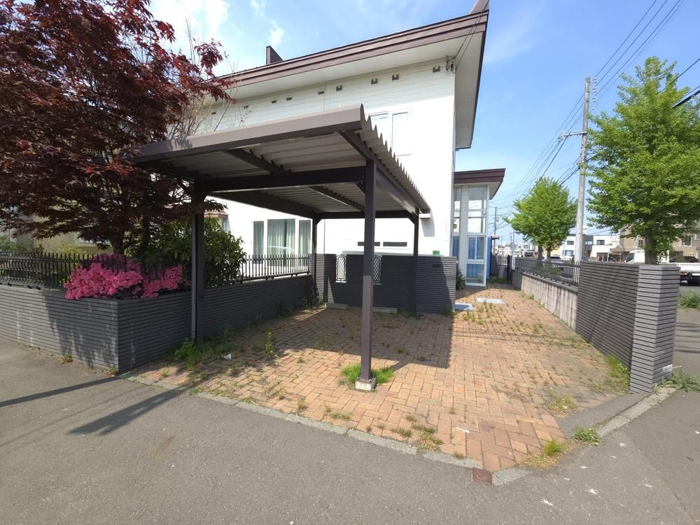 6LDK House in Sapporo's Kita Ward on Corner Lot with Parking - Thumbnail 2