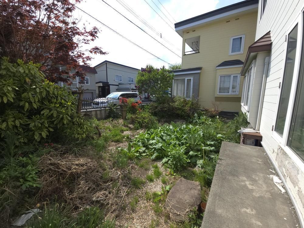 6LDK House in Sapporo's Kita Ward on Corner Lot with Parking - Thumbnail 3