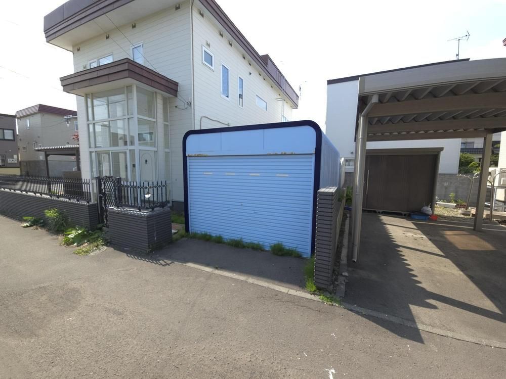 6LDK House in Sapporo's Kita Ward on Corner Lot with Parking - Thumbnail 4