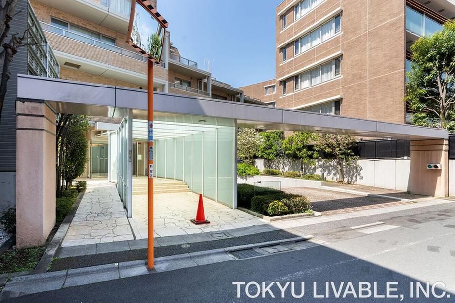 Park House Ichigaya Sunadono-cho Refinale 2LDK Apartment for Sale in Shinjuku - Thumbnail 2