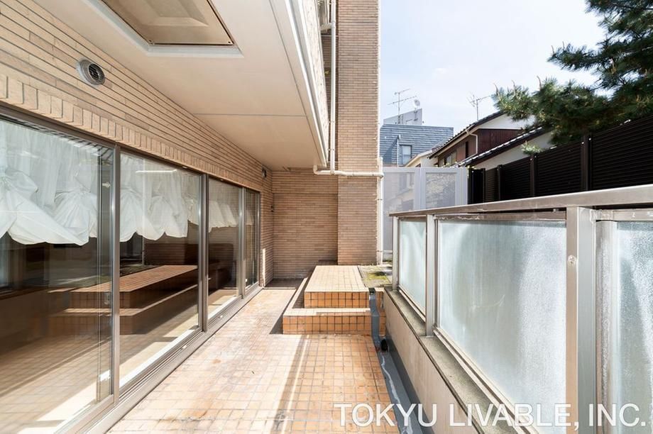 Park House Ichigaya Sunadono-cho Refinale 2LDK Apartment for Sale in Shinjuku - Thumbnail 3