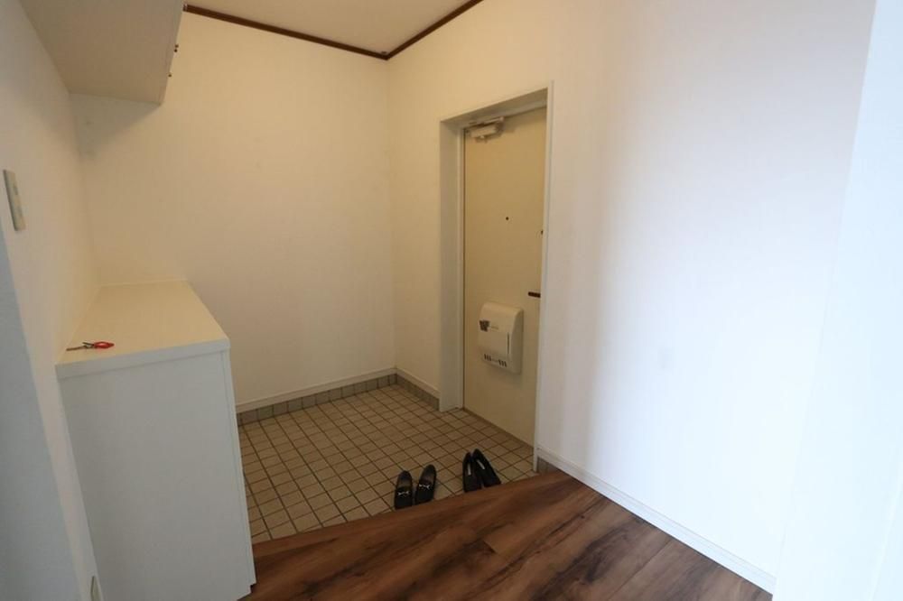 Renovated 2LDK Apartment 92m² in Sasebo, Nagasaki - Thumbnail 3