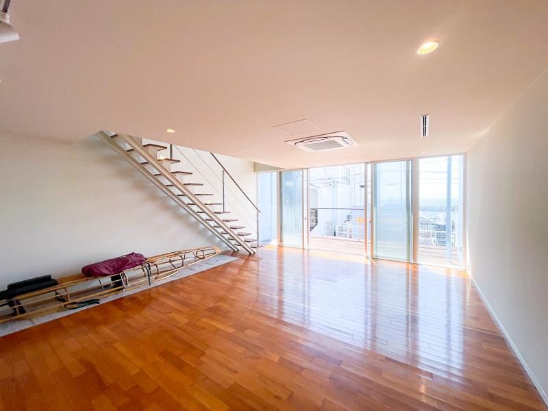 Renovated RC House with Ocean Views in Yokosuka - Thumbnail 3