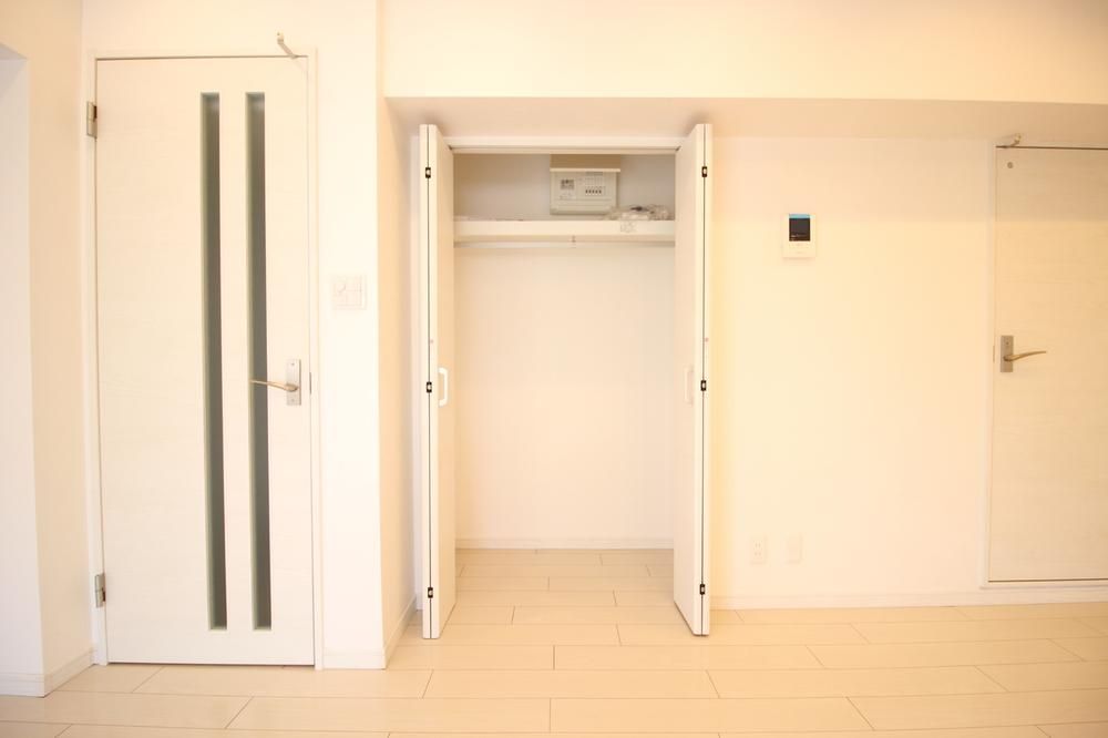 Renovated 2LDK Apartment for Sale in Kohoku, Yokohama - Thumbnail 3