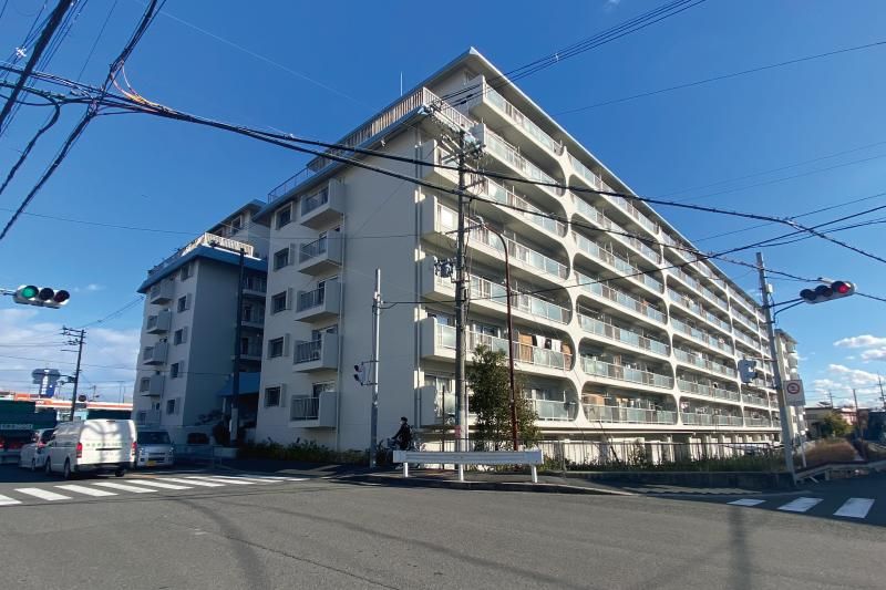 Renovated 2LDK Apartment in Takatsuki, Osaka – 64.8m² - Thumbnail 2