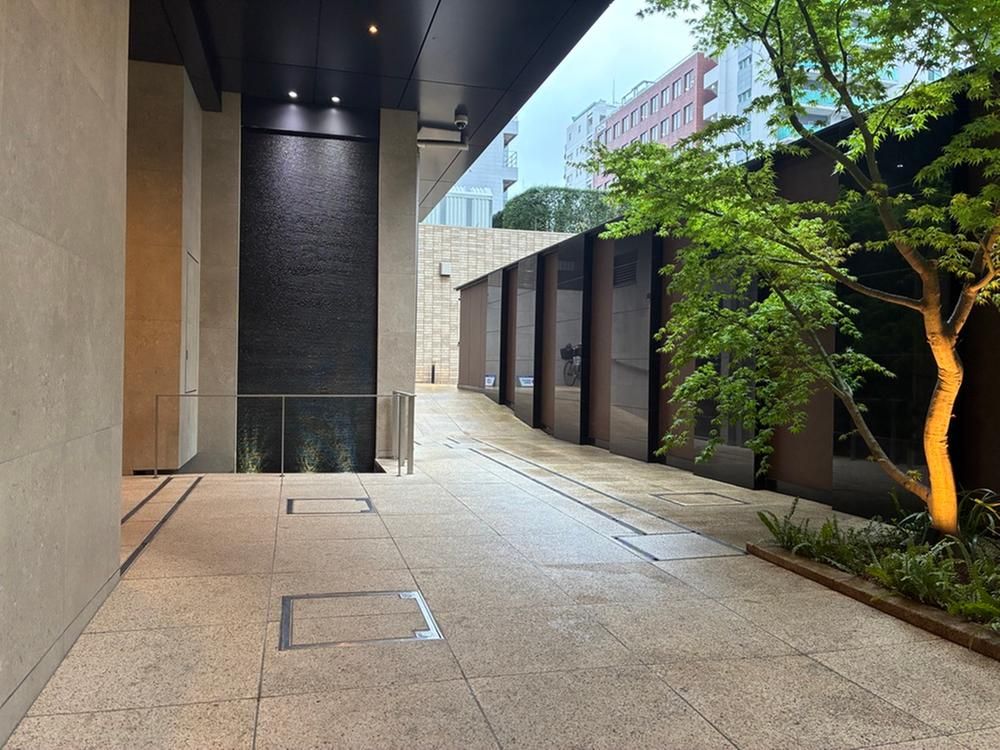 3LDK Corner Apartment for Sale in Toranomon, Minato-ku, Tokyo - Thumbnail 2