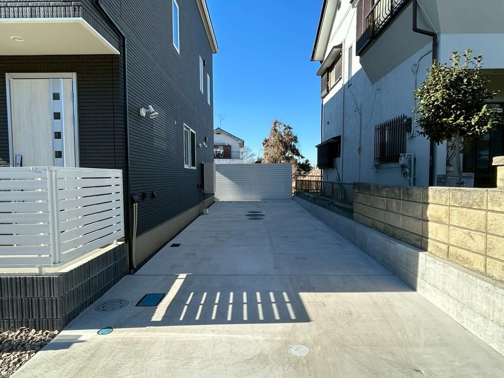 Modern 4LDK+2S House for Sale in Toride, Ibaraki - Thumbnail 3