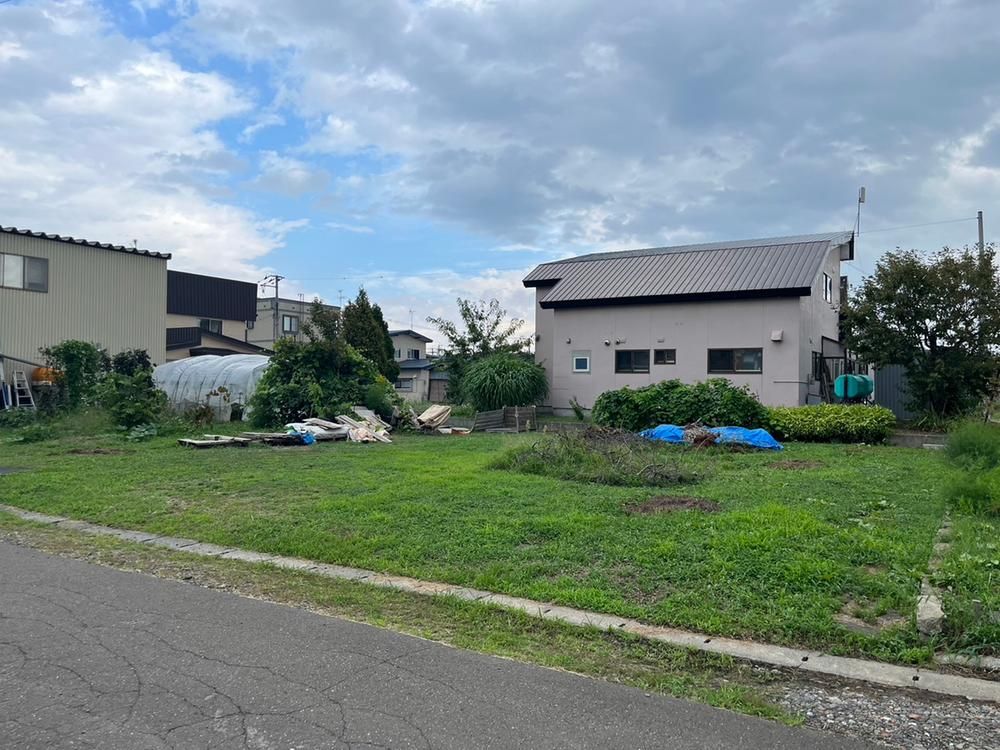 256 sqm Land for Sale in Iwamizawa, Hokkaido - Image 1
