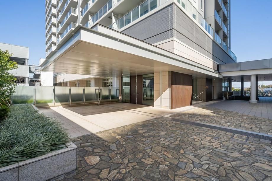 Blue Harbor Tower Minatomirai 3LDK Apartment for Sale - Thumbnail 2