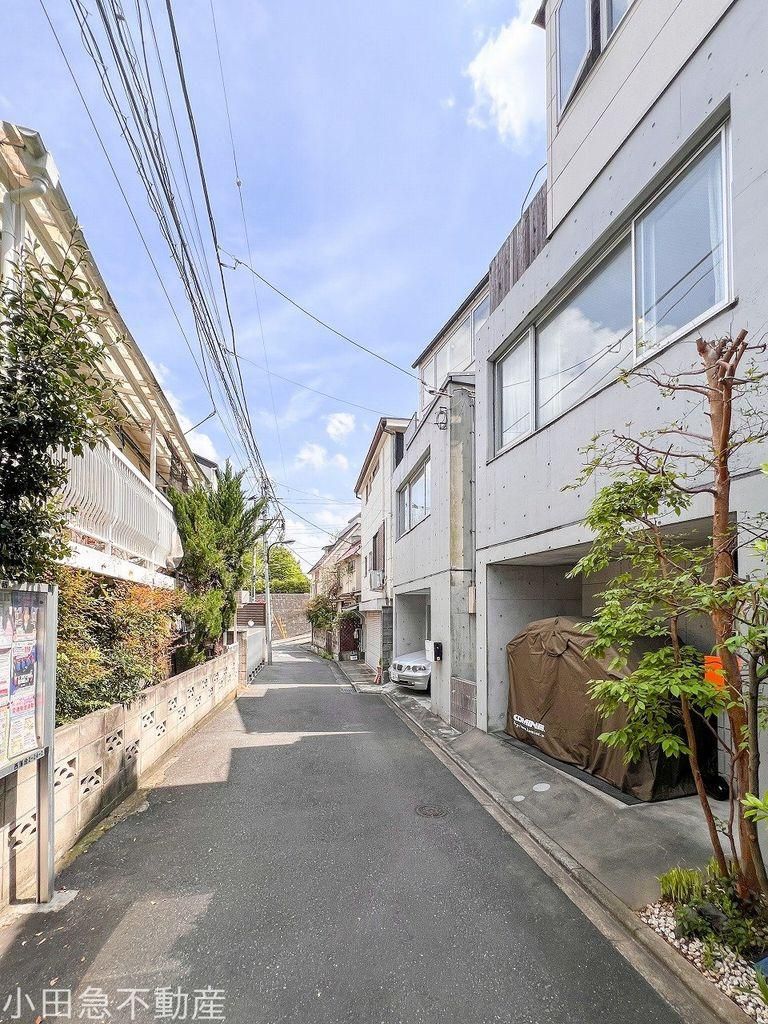 3-Story Hybrid RC & Wood Home in Shinjuku, Tokyo - Thumbnail 2