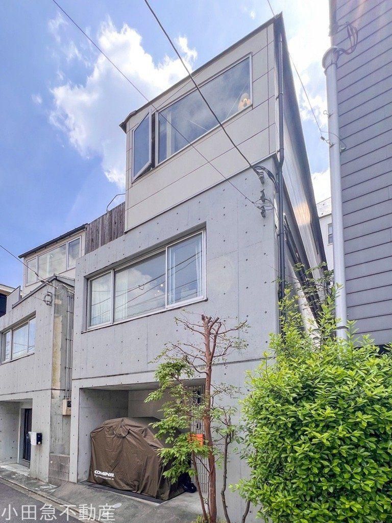 3-Story Hybrid RC & Wood Home in Shinjuku, Tokyo - Image 1