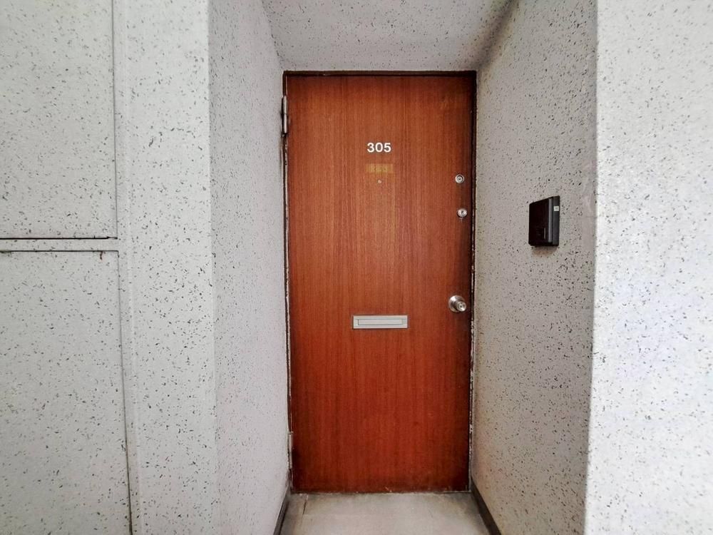 Renovated 3LDK Apartment in Minami Aoyama, Tokyo - Thumbnail 3