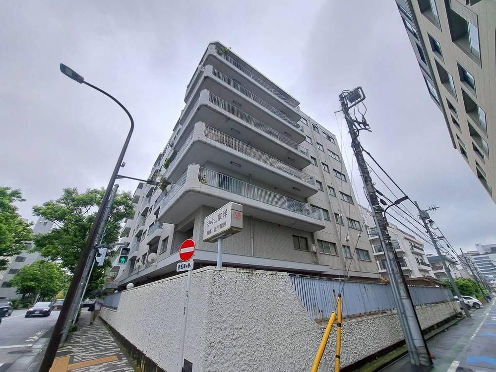 Renovated 3LDK Apartment in Minami Aoyama, Tokyo - Image 1