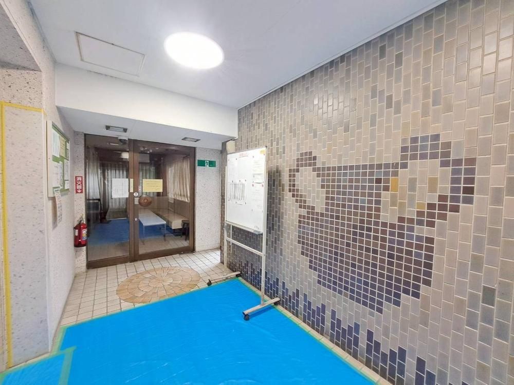 Renovated 3LDK Apartment in Minami Aoyama, Tokyo - Thumbnail 4