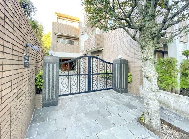 2LDK Apartment for Sale in Shirokanedai, Minato, Tokyo - Thumbnail 2