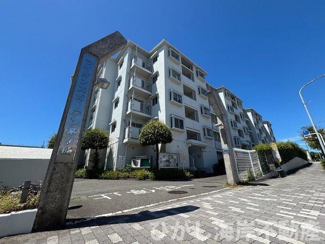 Top-Floor 3LDK Apartment with 3 Balconies in Chigasaki, Kanagawa