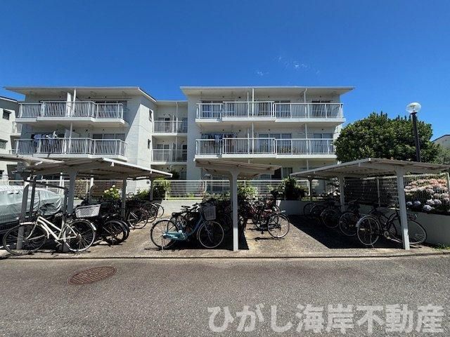 Top-Floor 3LDK Apartment with 3 Balconies in Chigasaki, Kanagawa