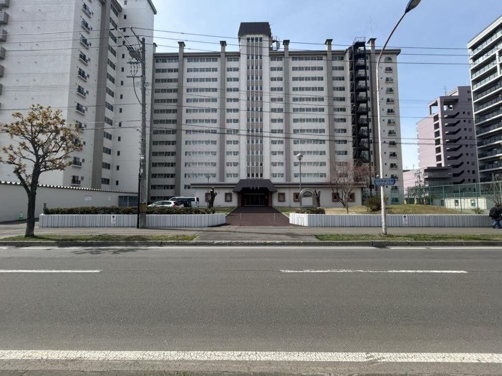 Renovated 3DK Apartment for Sale Near Kotoni Station, Sapporo - Thumbnail 2