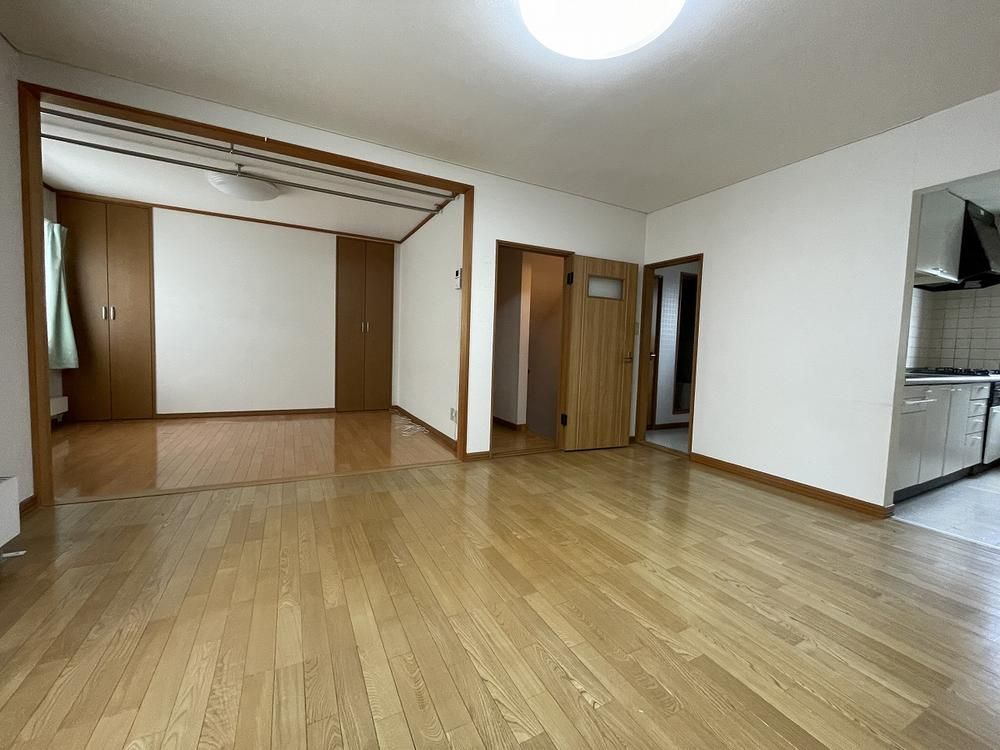 Spacious 6LDK House for Sale in Sapporo's Nishi Ward - Thumbnail 4