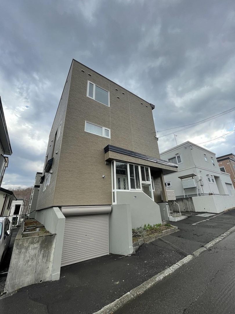 Spacious 6LDK House for Sale in Sapporo's Nishi Ward - Thumbnail 2