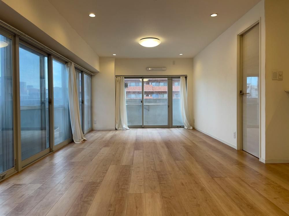 Château Ichigaya 2LDK Apartment in Shinjuku, Tokyo - Thumbnail 3