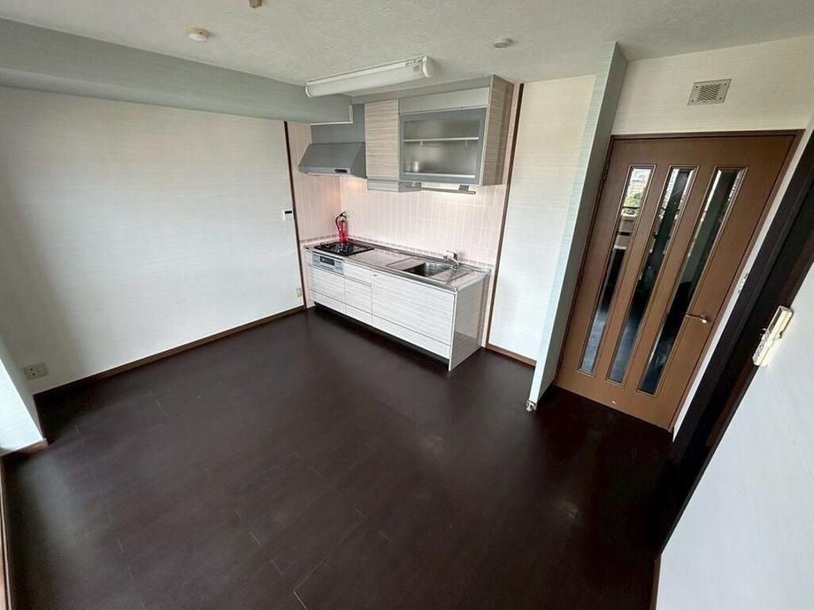 3DK Top-Floor Apartment with Ocean View in Naha - Thumbnail 2