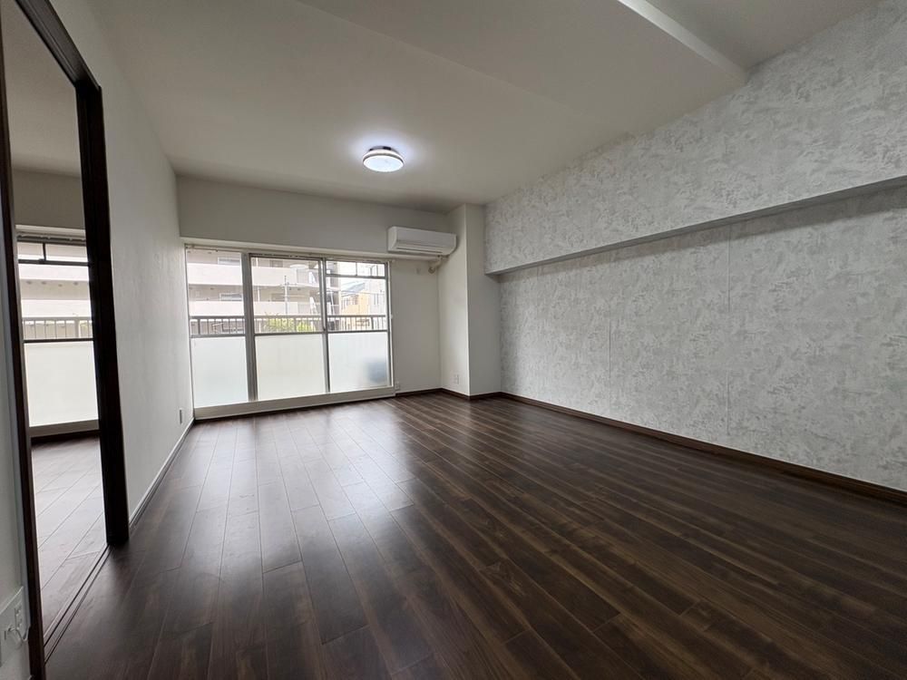 Renovated 3LDK Apartment for Sale in Suita, Osaka - Thumbnail 3