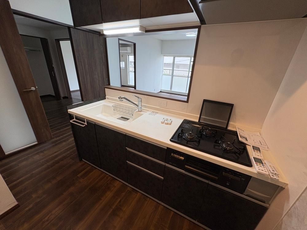 Renovated 3LDK Apartment for Sale in Suita, Osaka - Thumbnail 2