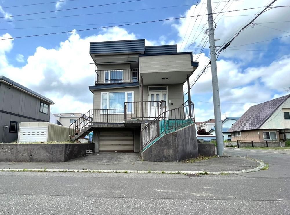 5LDK House on Corner Lot Near Shindo-Higashi Station, Sapporo - Thumbnail 2