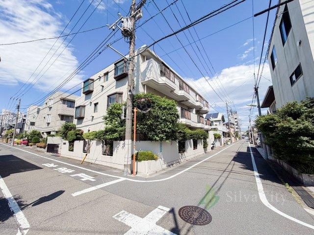 4LDK Apartment for Sale in Setagaya, Tokyo - 151.8 m2 - Thumbnail 2