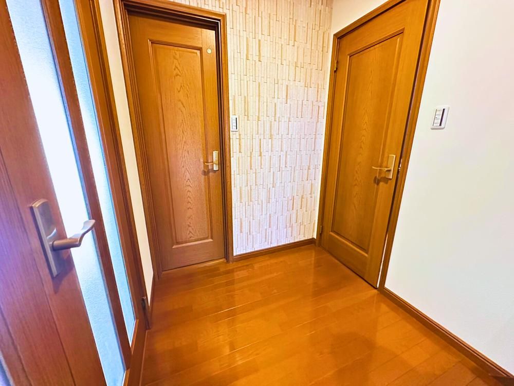 Renovated 5LDK House for Sale in Higashiosaka, Osaka - Thumbnail 3