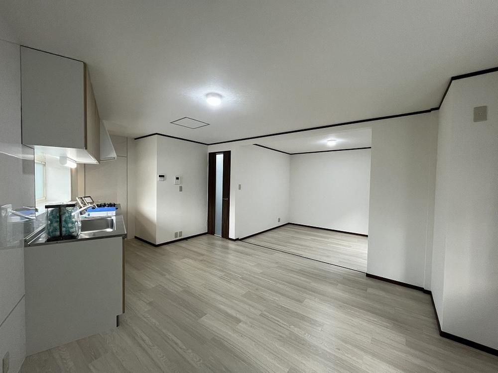 Renovated 3LDK House for Sale in Tsurumi-ku, Osaka - Thumbnail 2