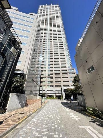 2LDK Apartment in Shinjuku, Tokyo - 61m² Corner Unit - Thumbnail 2