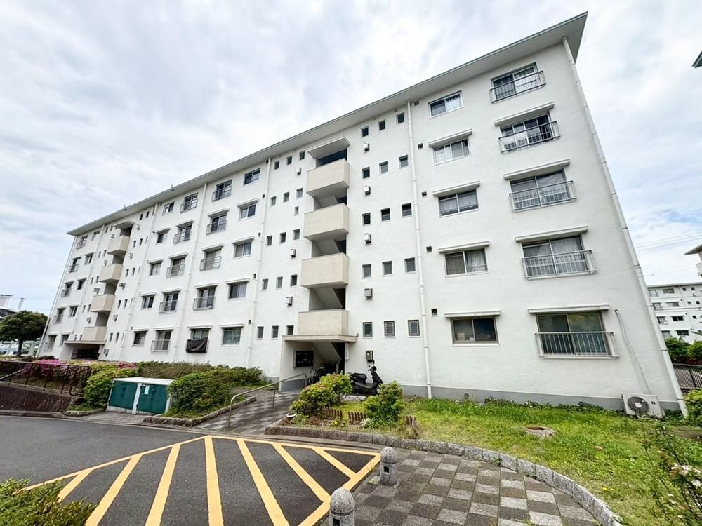 Renovated 3LDK Apartment Near Yosuka Station in Yokohama - Thumbnail 2