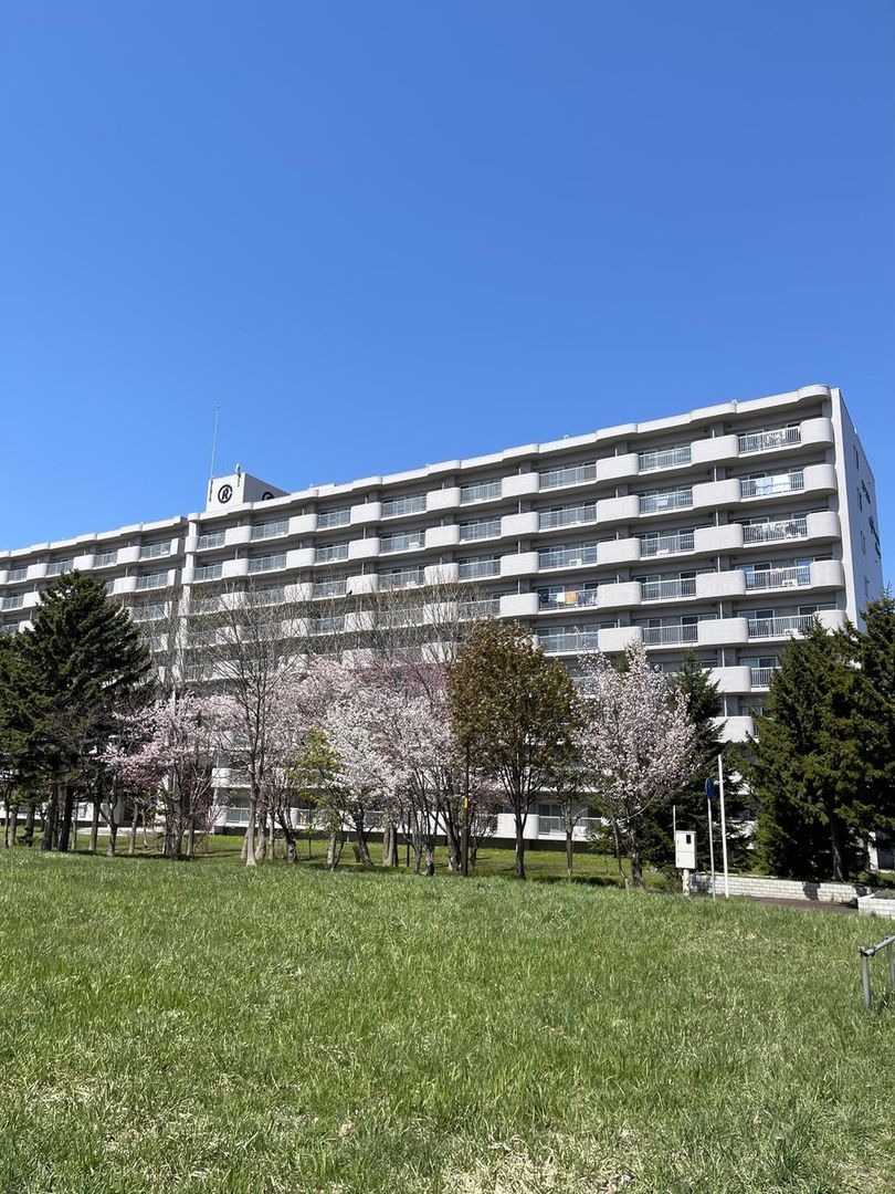 4LDK South-Facing Apartment for Sale in Sapporo's Ainosato - Thumbnail 2