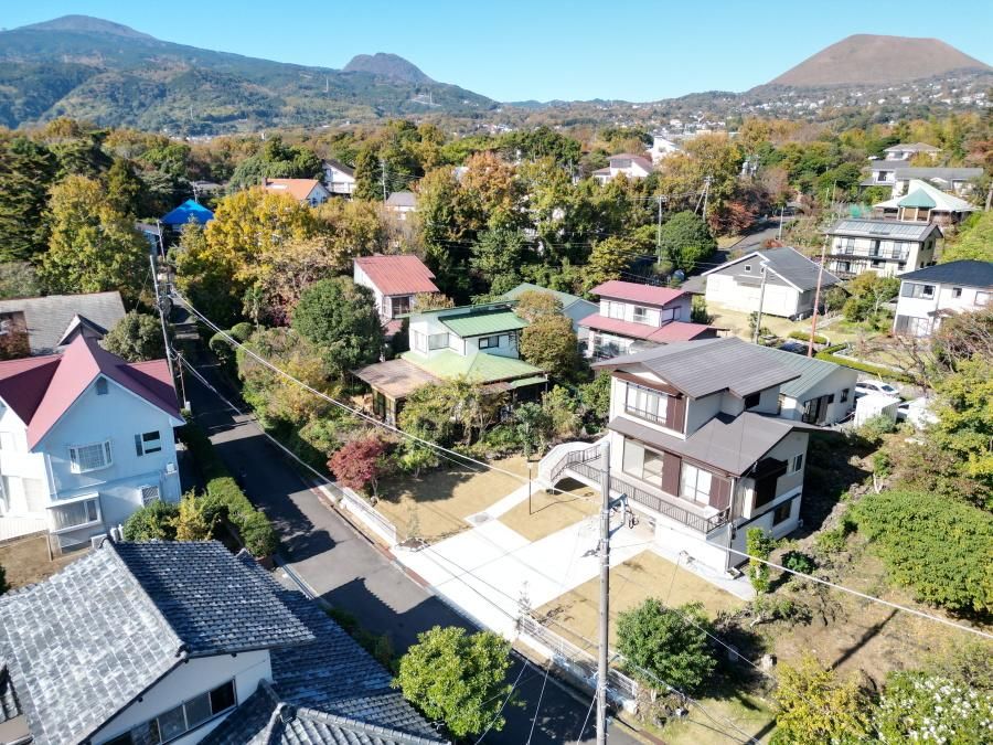 Renovated 3LDK Garage House in Izu Kogen with Ocean Access - Thumbnail 3