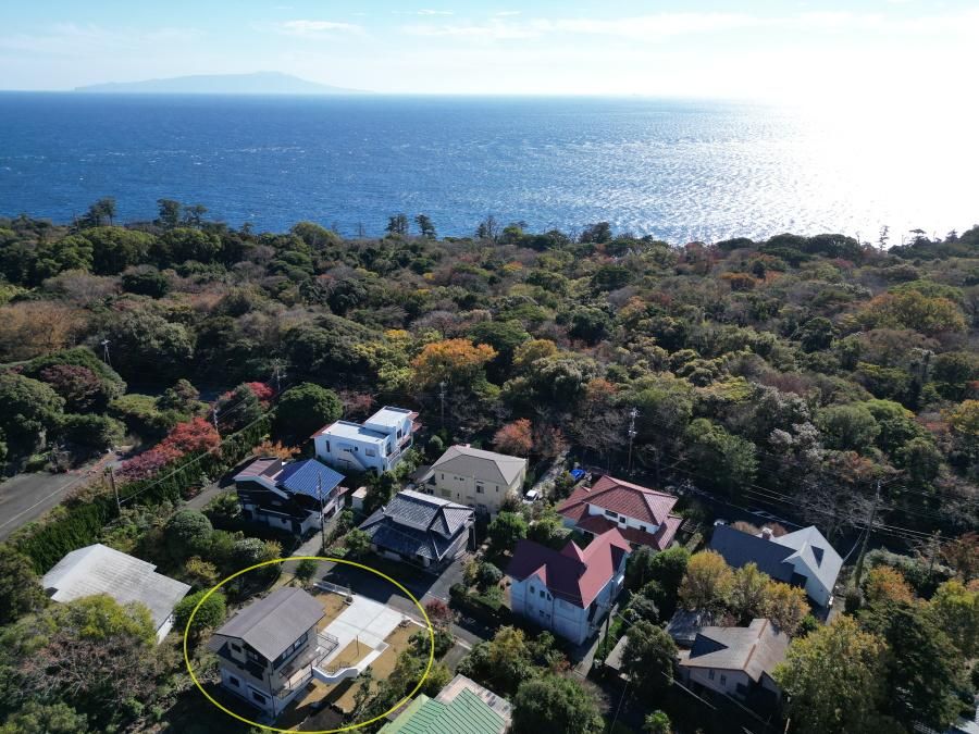 Renovated 3LDK Garage House in Izu Kogen with Ocean Access - Thumbnail 2