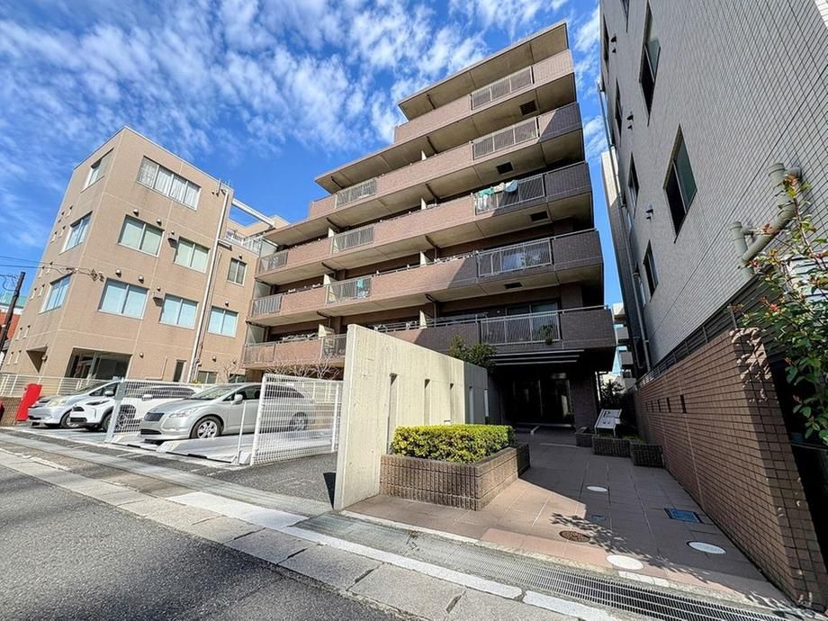 Pleasure Urayasu 3LDK Apartment with Private Garden for Sale - Thumbnail 2