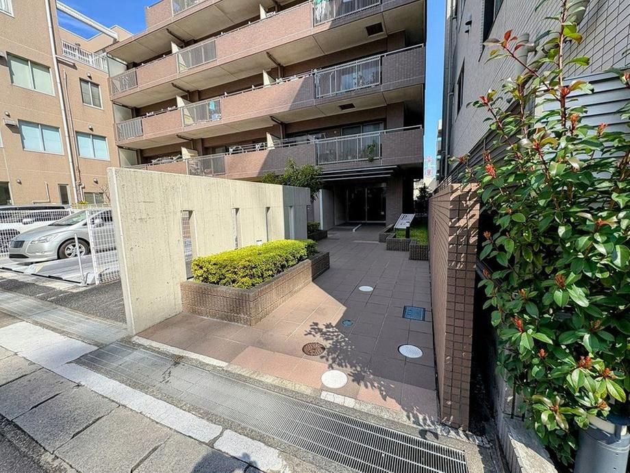 Pleasure Urayasu 3LDK Apartment with Private Garden for Sale - Thumbnail 4