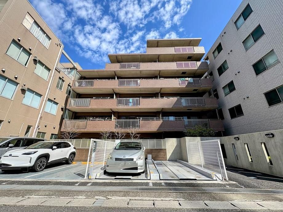 Pleasure Urayasu 3LDK Apartment with Private Garden for Sale - Thumbnail 3