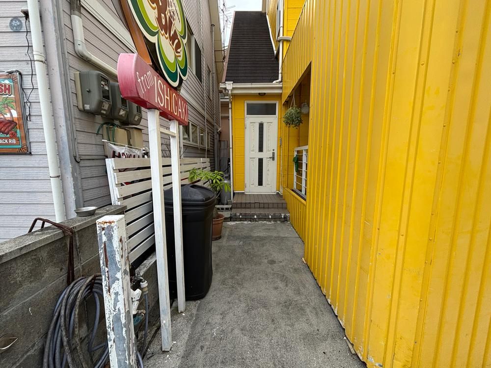 3LDK Mixed-Use House for Sale in Chatan, Okinawa - Thumbnail 2