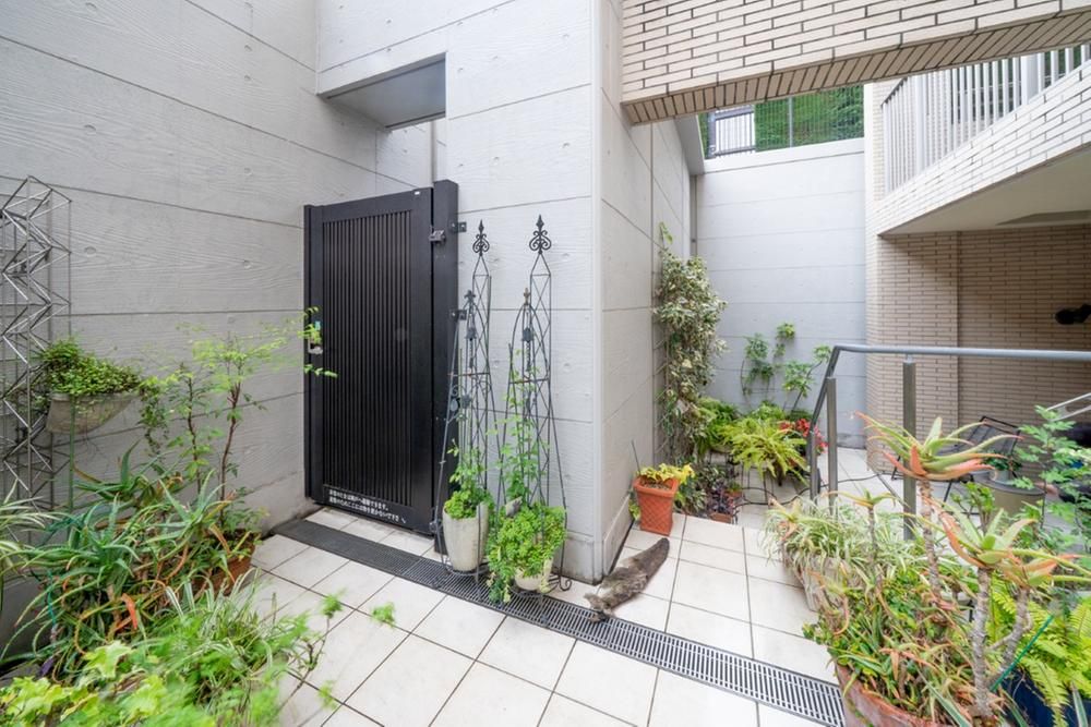 2LDK+S Apartment in Shinjuku, Tokyo for Sale at 264 Million Yen - Thumbnail 2